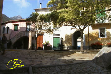 Piazza alla Fonte in Poggio, een stadje aan de weg omhoog naar Mount Perone