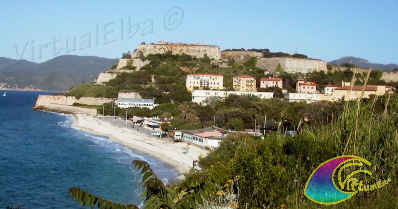 Spiaggia delle Ghiaie e le mura di Forte Falcone Portoferraio