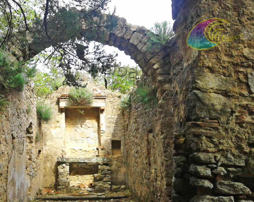 Interieur van de kerk en de boog die het dak van de Romitorio di San Franciscus Xaverius ondersteunde