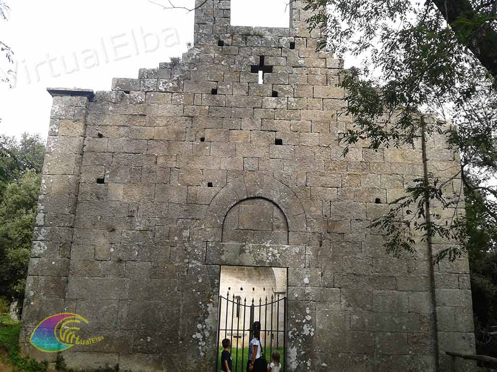 Hoofdtoegang tot de parochiekerk van San Giovanni in Campo