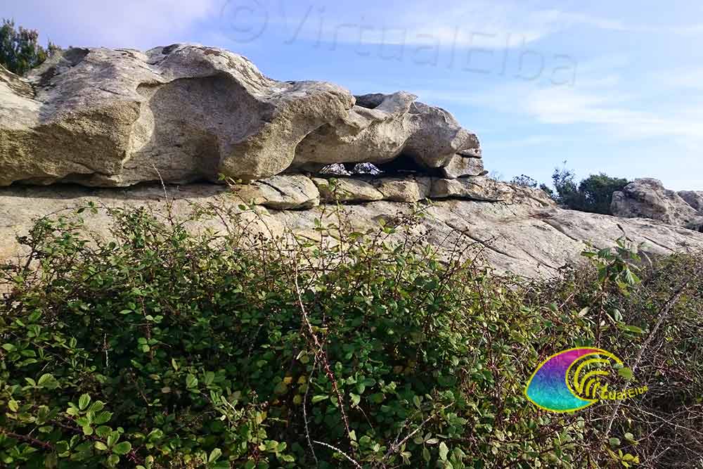 Elba granito con i cosiddetti "tafoni", le erosioni che si formano nel corso degli anni, dovute a pioggia, vento, salsedine, escursione termica.