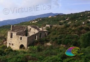De Moncione-molen langs de trekkingroute langs de granietroutes van Elba