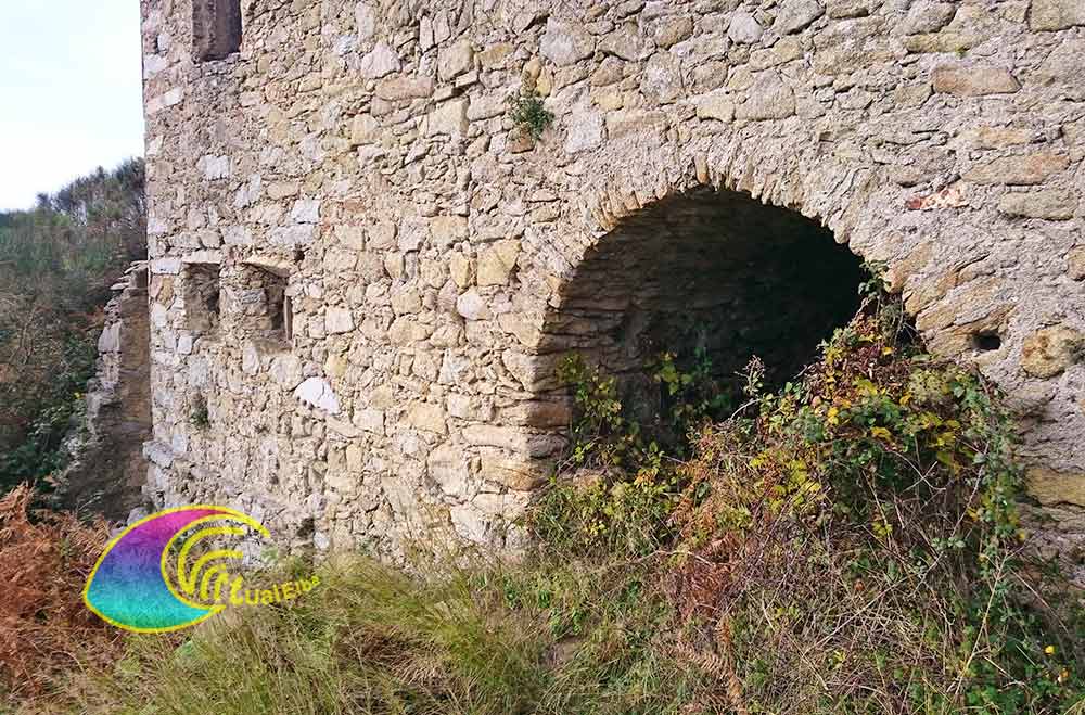 Il Bottaccio de oude wateruitlaat aan de rechterkant en de nieuwe extreem links