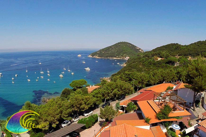 Hotel Paradiso en de baai van Viticcio Enfola