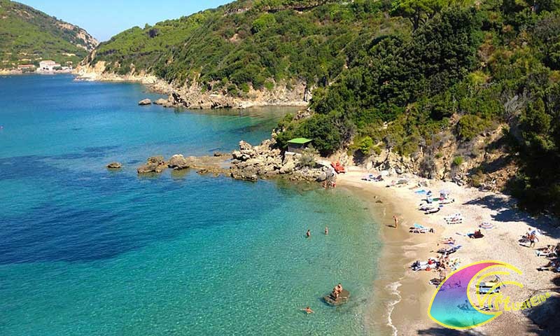 Viticcio-strand onder het hotel