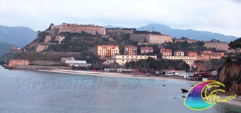 Muren Fort Falcone en Portoferraio-strand