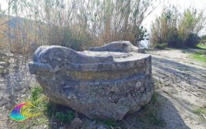 Het schip Cavoli 2000 jaar oud granieten beeldhouwwerk - Wandelroute door de granieten straten
