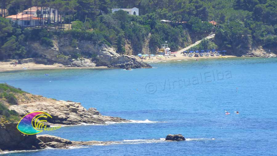 Aan de rechterkant het Calanchiole-strand en aan de linkerkant het uiteinde van het Lido di Capoliveri-strand
