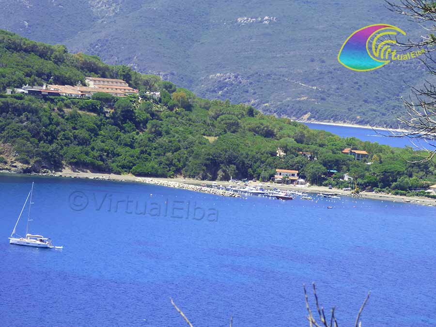 Il riparo imbarcazioni al lato della spiaggia di Margidore