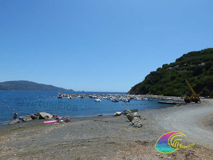 Il riparo per imbarcazioni alla destra della spiaggia di Margidore