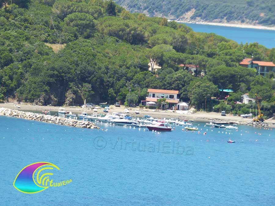 Il riparo imbarcazioni al lato della spiaggia di Margidore