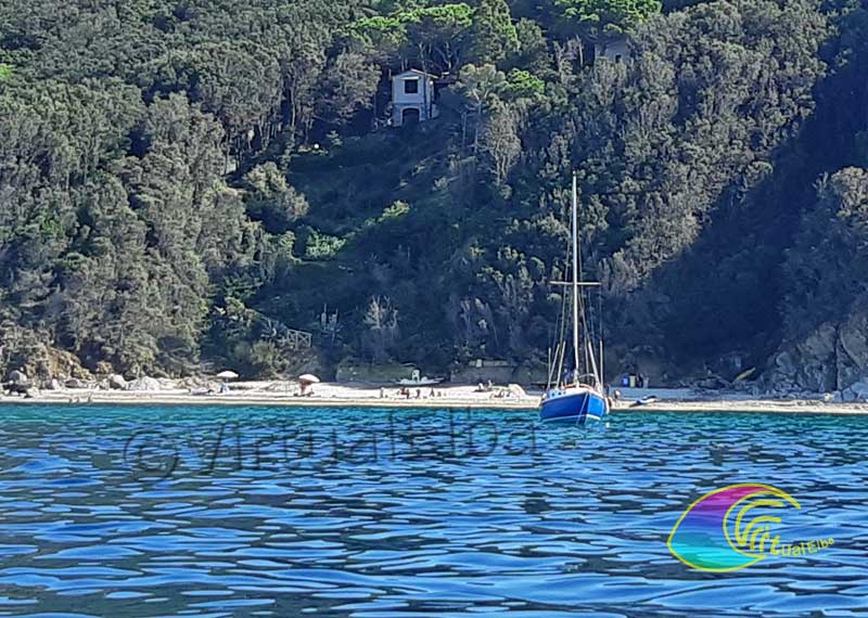 Boot afgemeerd voor het strand van Seccione of Prunini