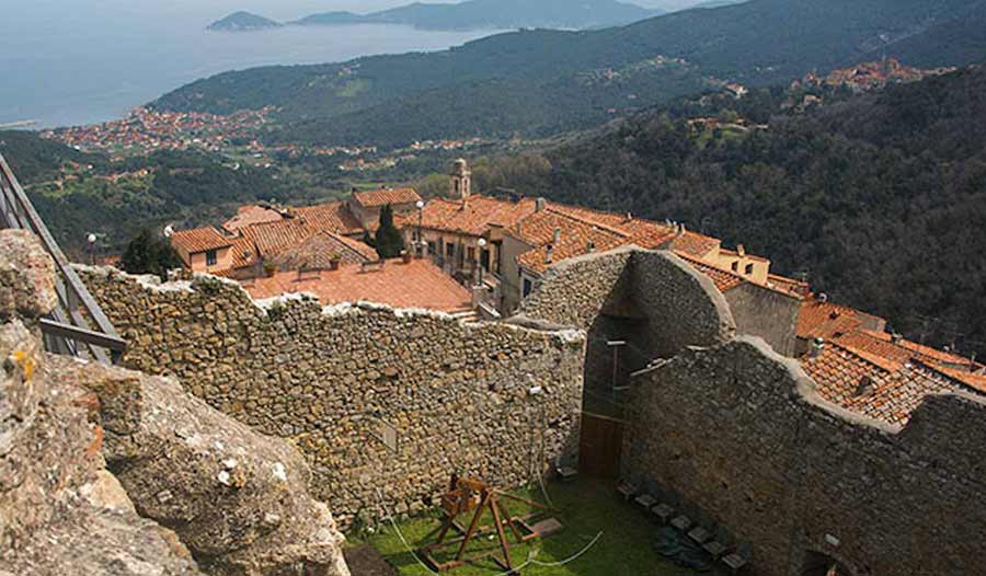 Noordelijk bastion van het fort van Pisa