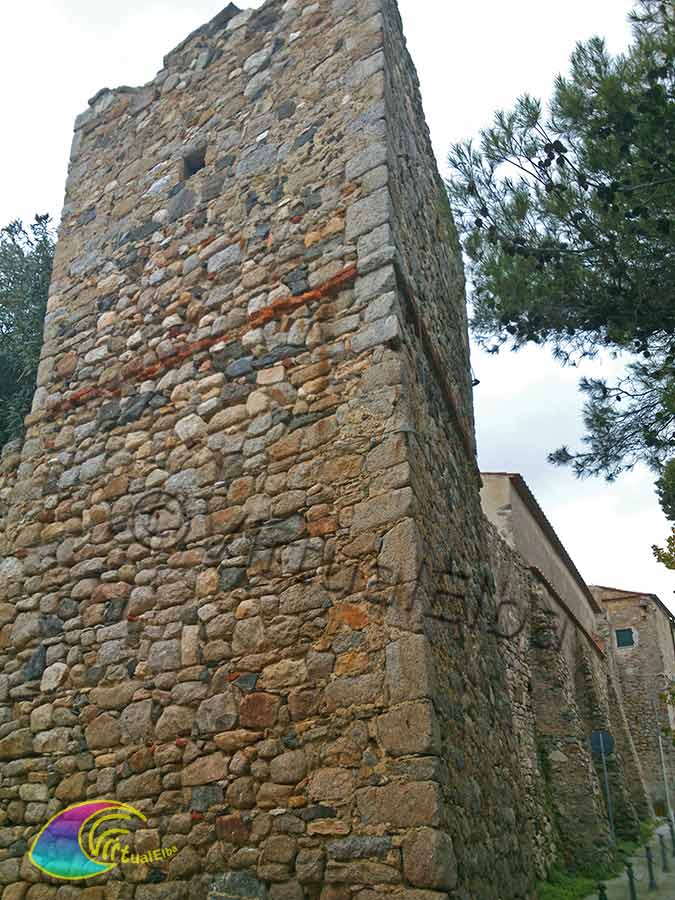 De omtrekmuren van de kerk tonen de vroegere oorsprong van het kasteel