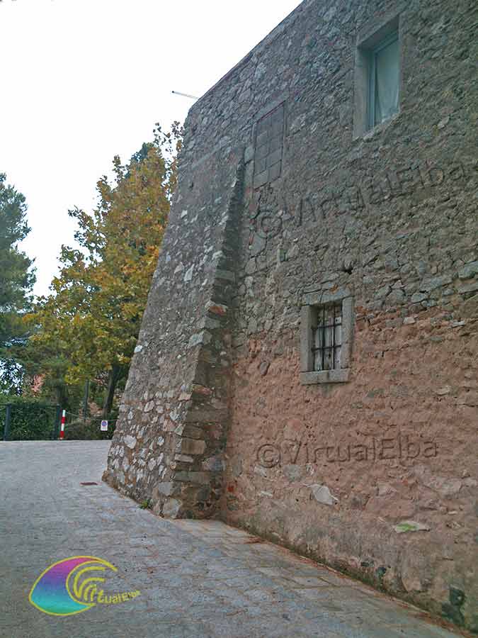 De omtrekmuren van de kerk tonen de vroegere oorsprong van het kasteel