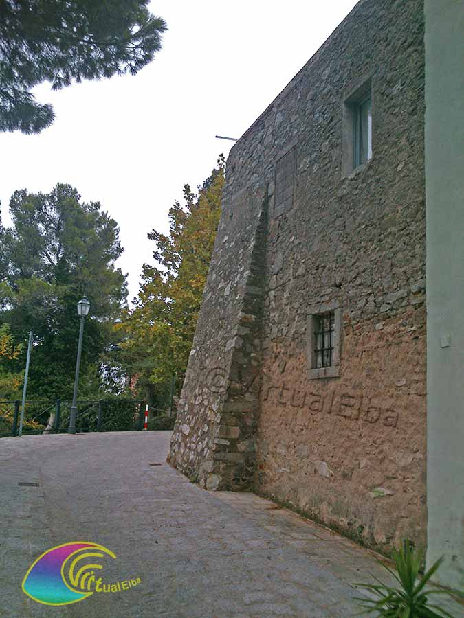 De omtrekmuren van de kerk tonen de vroegere oorsprong van het kasteel