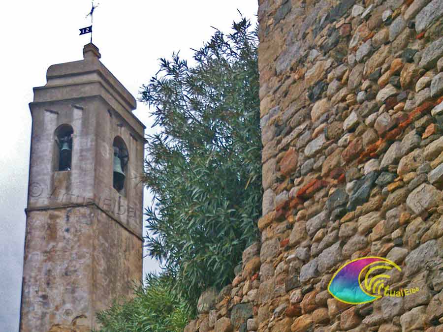 De klokkentoren van de vijfhoekige kerk benadrukt de bijzonderheid van Sant'Ilario