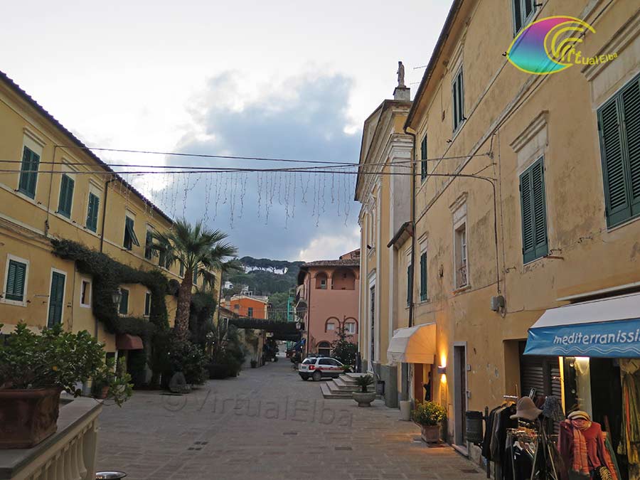 Via d'Alarcon Porto Azzurro waar de kerk zich bevindt