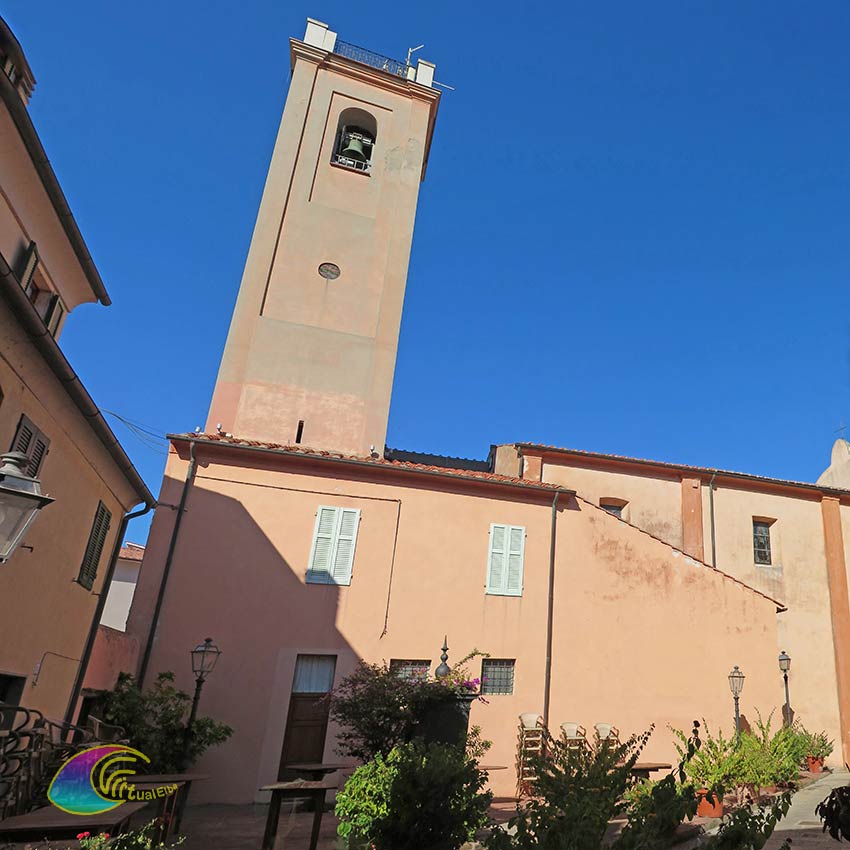 De klokkentoren van de kerk van Santa Chiara Marciana Marina