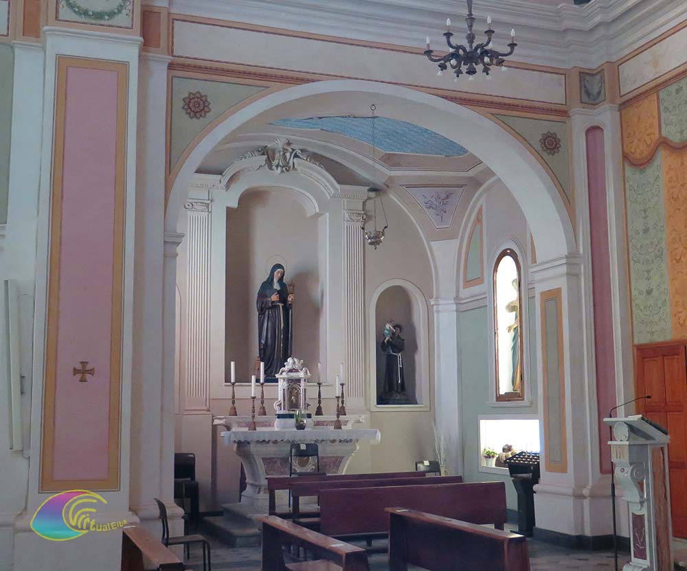 Linker nis met het stucwerk van de "Madonna Addolorata" die de dode Christus domineert.
