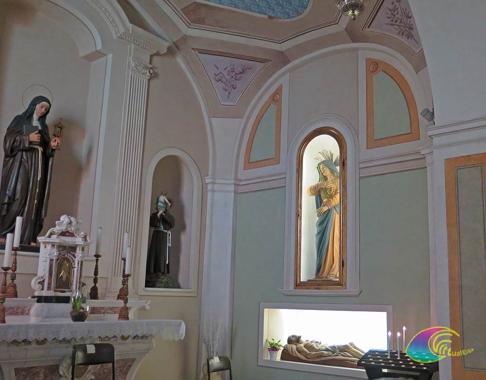 Linker nis met het stucwerk van de "Madonna Addolorata" die de dode Christus domineert.