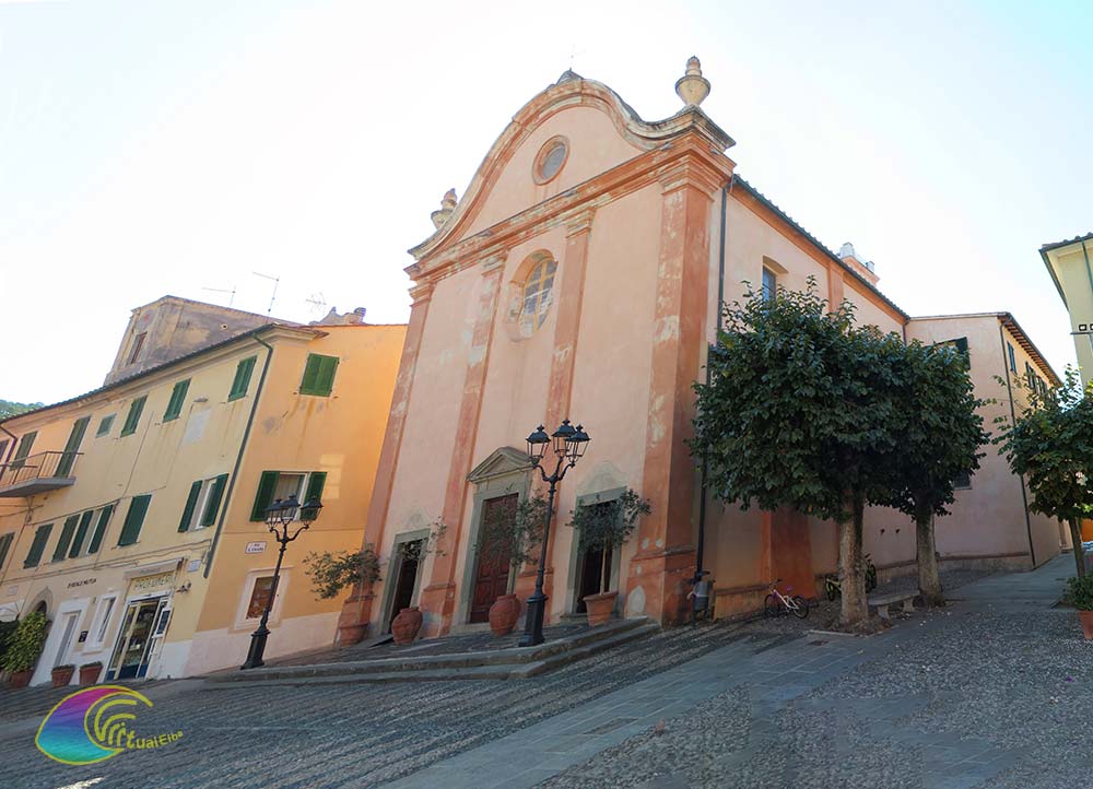 Kerk van Santa Chiara Marciana Marina op Plein Vittorio Emanuele