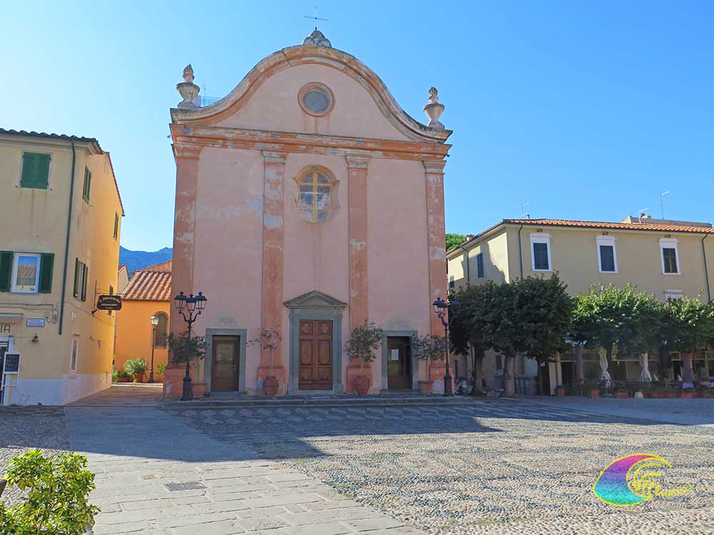 Kerk van Santa Chiara Marciana Marina op Plein Vittorio Emanuele
