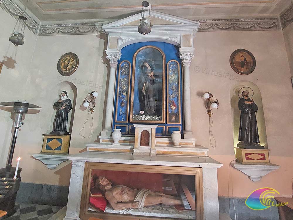 Altaar bij de ingang van de Santissimo Sacramento-kerk in Portoferraio
