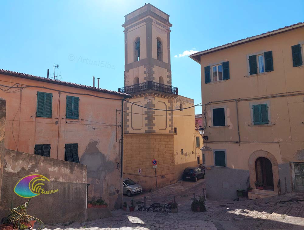 Klokkentoren van de Santissimo Sacramento-kerk in Portoferraio