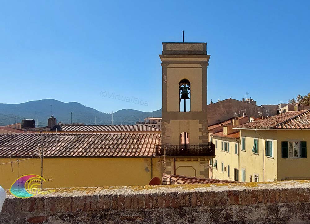 de klokkentoren van de Santissimo Sacramento Portoferraio-kerk gezien vanaf Piazzale De Laugier