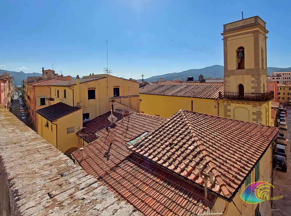 Kerk van Santissimo Sacramento Portoferraio gezien vanaf Piazzale De Laugier