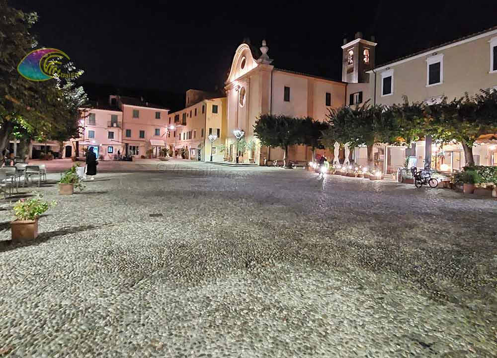 Plein Vittorio Emanuele en de kerk van Santa Chiara