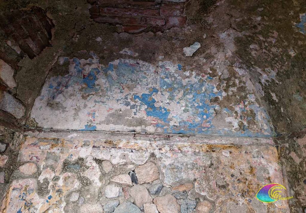 Wat overblijft van de fresco's in het gewelf, Chiesa SS. Drie-eenheid Sint Hilarius