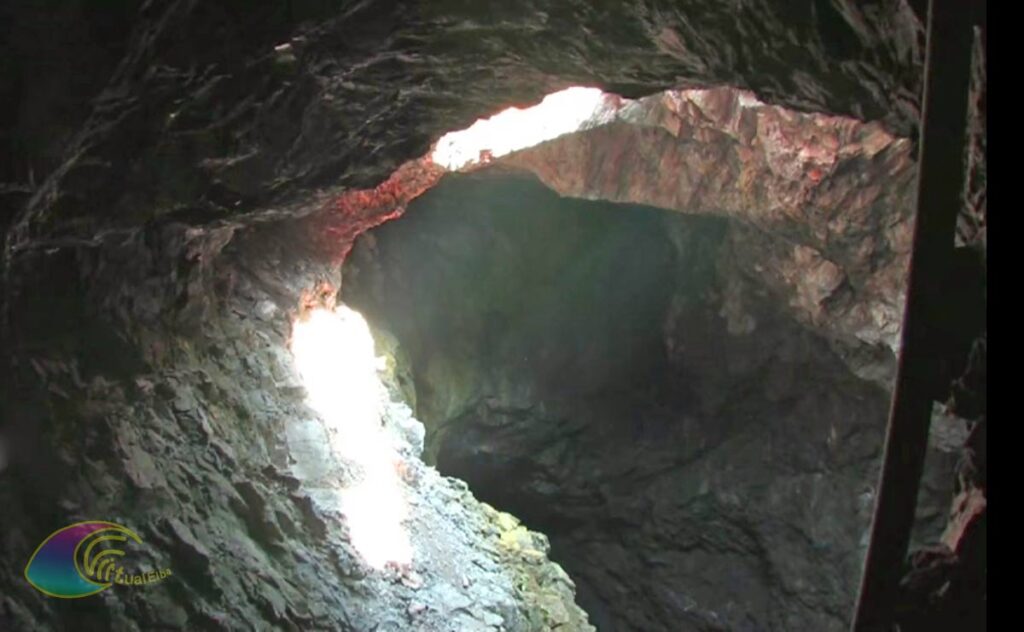 Het gat vanaf de binnenzijde, die werd gevormd na de instorting van de Mijn Ginevro Magnetische Capoliveri - mineral Park of Elba Island