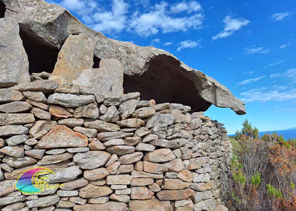 Marco's hut - Caprile, eiland Elba - Wandelroute langs de granieten straten